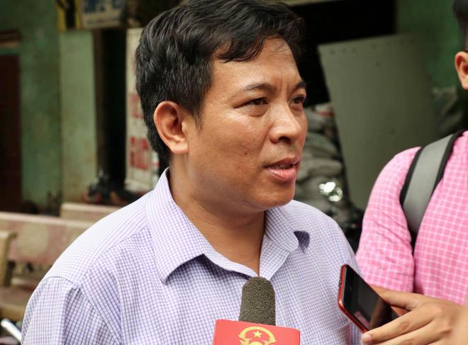 Người d&acirc;n b&agrave;ng ho&agrave;ng chứng kiến cảnh cả ng&ocirc;i nh&agrave; trượt xuống s&ocirc;ng Đ&agrave;: Từ khi ph&aacute;t hiện vết nứt đến l&uacute;c sụt chỉ khoảng v&agrave;i ph&uacute;t - Ảnh 2.
