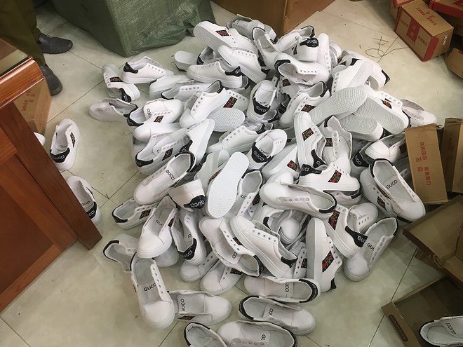 Ph&aacute;t hiện 1.080 đ&ocirc;i gi&agrave;y Gucci, Converse kh&ocirc;ng chứng từ - Ảnh 1.