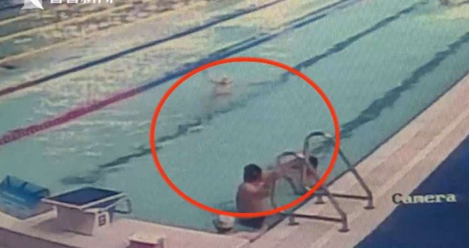 Trung Quốc: Già cả còn trắc nết, người đàn ông thản nhiên đại tiện giữa bể bơi khiến mọi người hoảng hốt chạy loạn - Ảnh 2.