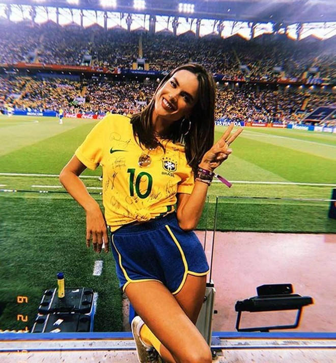 Dàn thiên thần nội y thể hiện tình yêu mãnh liệt với Neymar và đội tuyển Brazil - Ảnh 5.