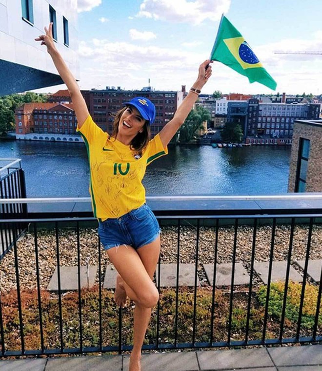 Dàn thiên thần nội y thể hiện tình yêu mãnh liệt với Neymar và đội tuyển Brazil - Ảnh 7.