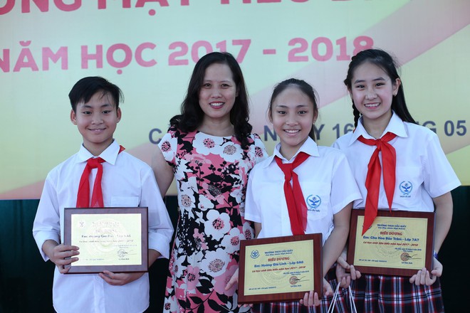 Một ng&ocirc;i trường ở H&agrave; Nội c&oacute; 3 thủ khoa, 2 &aacute; khoa v&agrave; 74 học sinh đỗ tr&ecirc;n 3 lớp chuy&ecirc;n trong kỳ thi tuyển sinh v&agrave;o lớp 10! - Ảnh 1.