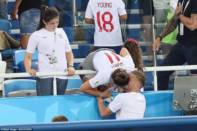Nụ hôn World Cup: Sao tuyển Anh ôm hôn bạn gái siêu mẫu sau chiến thắng kịch tính - Ảnh 7.