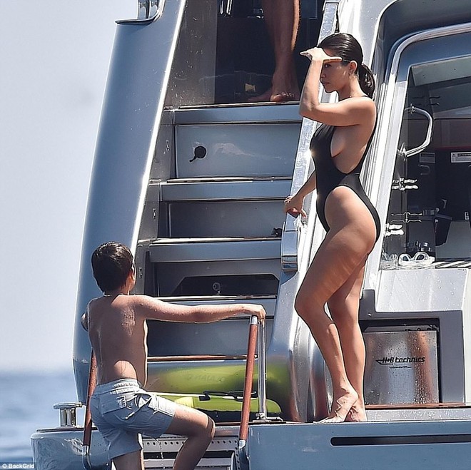 Chị cả nh&agrave; Kardashian diện &aacute;o tắm hở tứ bề khoe da thịt t&aacute;o bạo trước c&aacute;c con nhỏ - Ảnh 7.