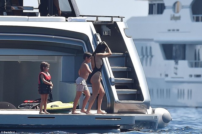 Chị cả nh&agrave; Kardashian diện &aacute;o tắm hở tứ bề khoe da thịt t&aacute;o bạo trước c&aacute;c con nhỏ - Ảnh 4.