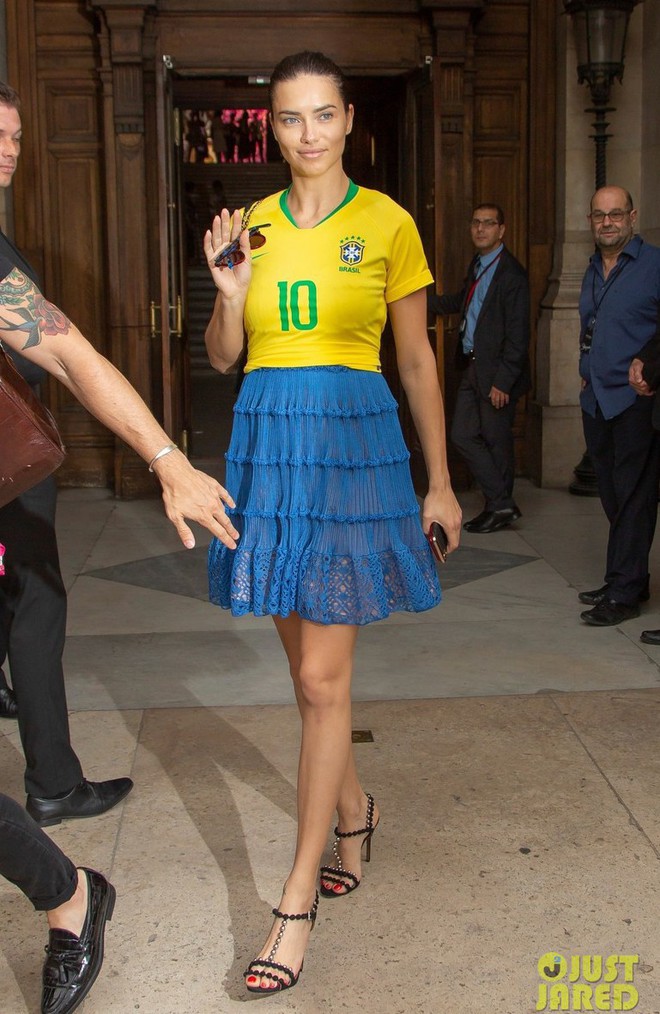 Dàn thiên thần nội y thể hiện tình yêu mãnh liệt với Neymar và đội tuyển Brazil - Ảnh 12.