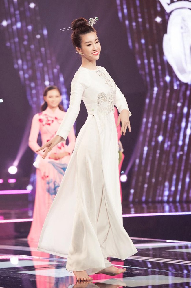 Trấn Thành thách thức, Hoa hậu Đỗ Mỹ Linh tháo giày lên sân khấu múa điêu luyện khiến đàn em tròn mắt - Ảnh 2.