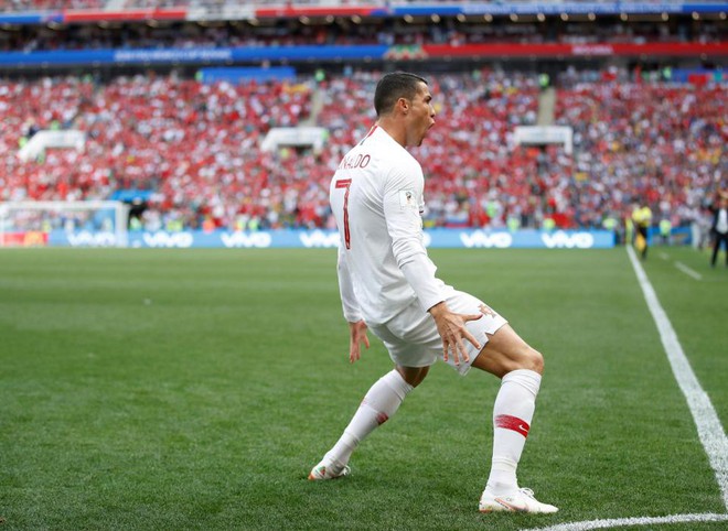 Người hùng tuyển Anh ăn mừng chiến thắng kiểu Cristiano Ronaldo - Ảnh 3.