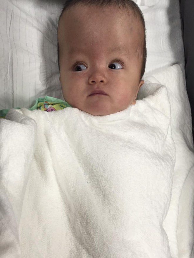 Thiếu kinh phí phẫu thuật cho con trai bị não úng thủy đang điều trị tại Singapore, người mẹ ôm con quỳ gối cầu cứu sự giúp đỡ - Ảnh 2.