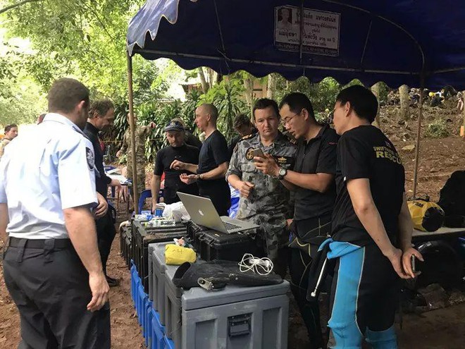 Đội b&oacute;ng Th&aacute;i Lan sẽ đến khu vực an to&agrave;n trong hang trước khi được hộ tống lặn ra ngo&agrave;i - Ảnh 2.