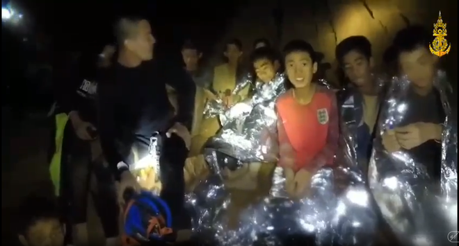 Đội bóng Thái Lan sẽ đến khu vực an toàn trong hang trước khi được hộ tống lặn ra ngoài - Ảnh 3.