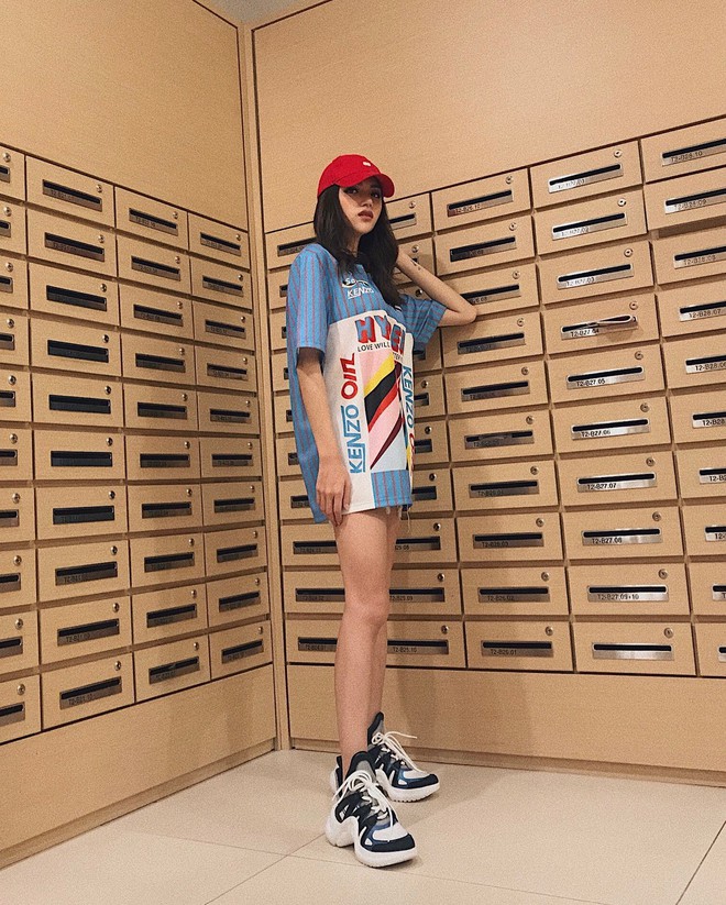 C&ugrave;ng mặc một chiếc &aacute;o ph&ocirc;ng, Hương Giang cao tay hơn T&uacute; Hảo khi biết tiết chế c&aacute;c phụ kiện đi k&egrave;m - Ảnh 1.