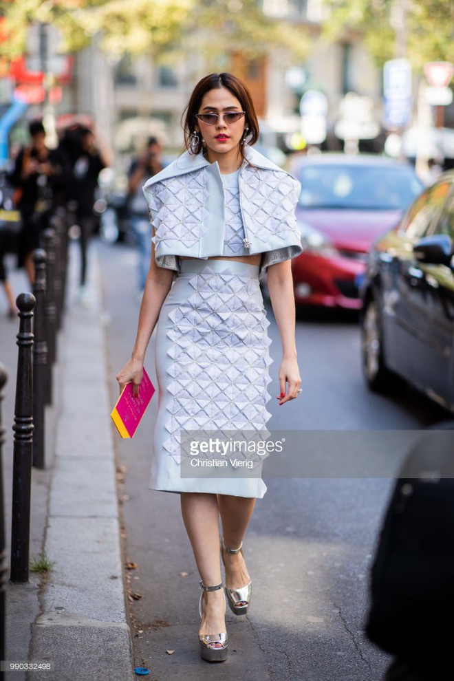 Mỹ nh&acirc;n đẹp nhất Th&aacute;i Lan Chompoo Araya một m&igrave;nh dự 5 show tại Tuần lễ thời trang Haute Couture - Ảnh 1.