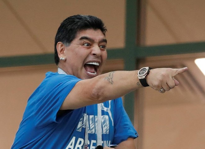 Maradona: Tôi đã chứng kiến một vụ cướp trắng trợn trên sân bóng - Ảnh 2.