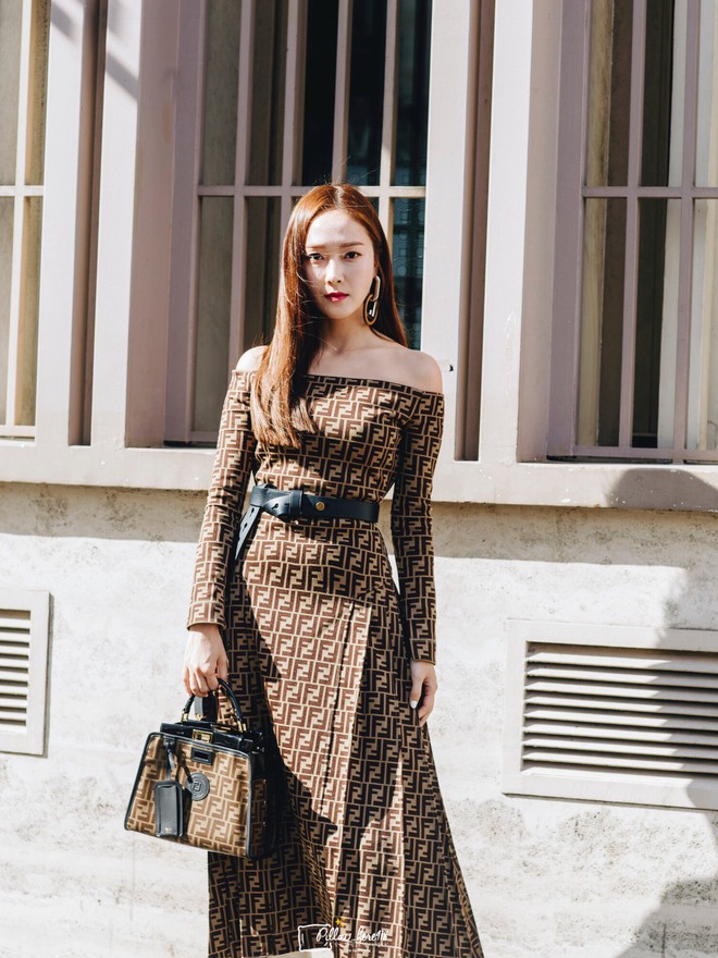 Dự liền 2 sự kiện một tối, Jessica Jung vừa diện boots kín như bưng đã “trở mặt” chặt chém với váy xuyên thấu - Ảnh 1.