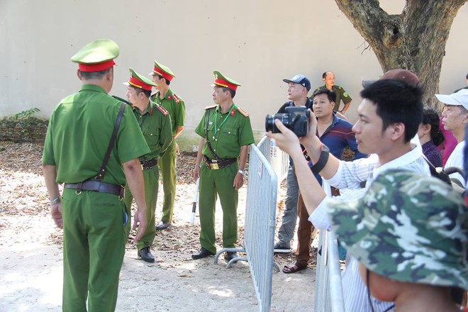 Công an Hà Nội dựng lại hiện trường vụ tìm thấy thi thể nữ nhà báo ở bến đò - Ảnh 4.