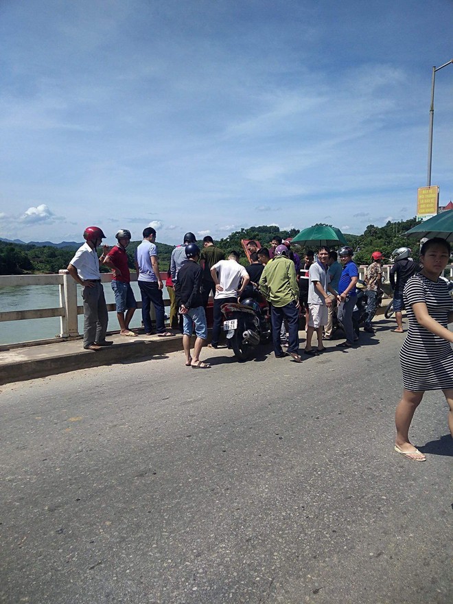 Tuyên Quang: Một thanh niên bất ngờ mang quan tài lên giữa cầu nằm phơi nắng - Ảnh 3.