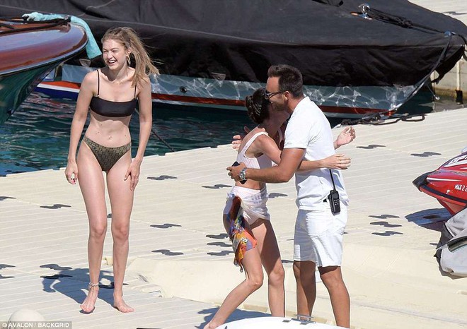 Gigi Hadid khoe mặt mộc đẹp tự nhi&ecirc;n, v&oacute;c d&aacute;ng ho&agrave;n hảo như b&uacute;p b&ecirc; Barbie kh&ocirc;ng cần photoshop - Ảnh 4.