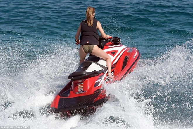 Gigi Hadid khoe mặt mộc đẹp tự nhi&ecirc;n, v&oacute;c d&aacute;ng ho&agrave;n hảo như b&uacute;p b&ecirc; Barbie kh&ocirc;ng cần photoshop - Ảnh 8.