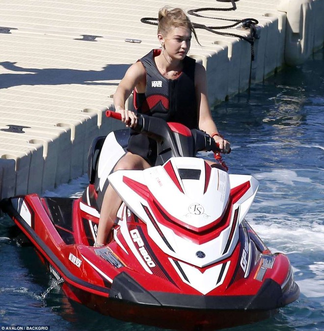 Gigi Hadid khoe mặt mộc đẹp tự nhi&ecirc;n, v&oacute;c d&aacute;ng ho&agrave;n hảo như b&uacute;p b&ecirc; Barbie kh&ocirc;ng cần photoshop - Ảnh 6.