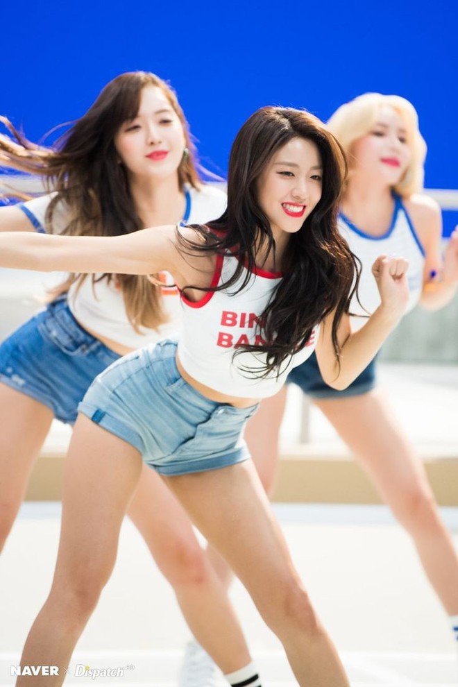 C&aacute;c girlgroup chuyển từ ngoan hiền sang sexy nghẹt thở: Người một bước th&agrave;nh ti&ecirc;n, kẻ hở bạo vẫn ch&igrave;m nghỉm - Ảnh 12.