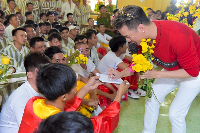 Kh&ocirc;ng cần &aacute;nh đ&egrave;n xa hoa lộng lẫy, sao Việt vẫn để lại ấn tượng đẹp với những s&acirc;n khấu đặc biệt n&agrave;y! - Ảnh 11.
