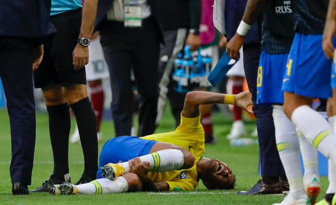 Neymar nằm sân tới 14 phút trong 4 trận ở World Cup 2018  - Ảnh 1.