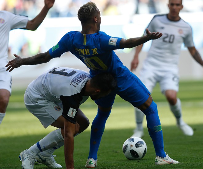 Neymar nằm sân tới 14 phút trong 4 trận ở World Cup 2018  - Ảnh 2.