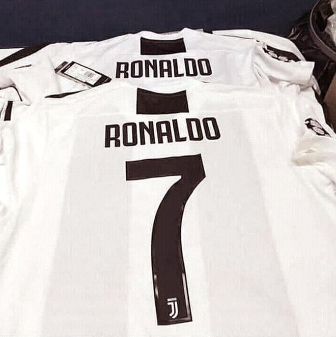 Rò rỉ áo đấu Juventus có in tên Ronaldo - Ảnh 1.