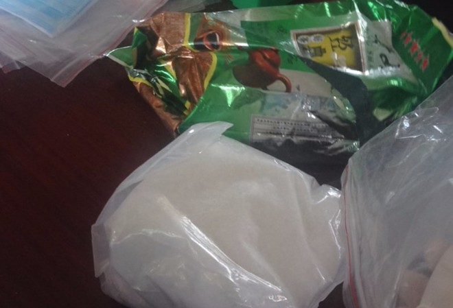 Bắt cặp nam nữ giấu 5 kg h&agrave;ng đ&aacute; trong t&uacute;i đựng tr&agrave; - Ảnh 4.