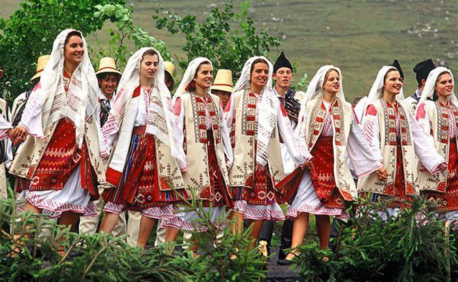 Dior vướng nghi án nhái y xì trang phục truyền thống của người Rumani rồi bán giá đắt cắt cổ - Ảnh 2.