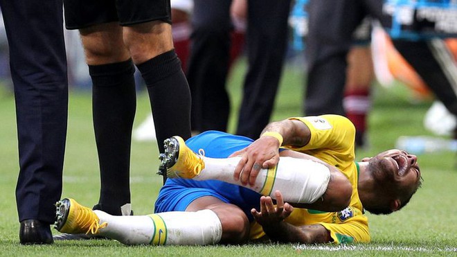 Ronaldo “béo” lên tiếng về những hành động ăn vạ của Neymar - Ảnh 1.