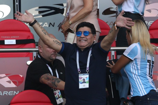 Tổng sỉ vả trọng t&agrave;i l&agrave; &ldquo;kẻ cắp&rdquo;, Maradona bị FIFA đ&aacute;p trả mạnh mẽ - Ảnh 1.