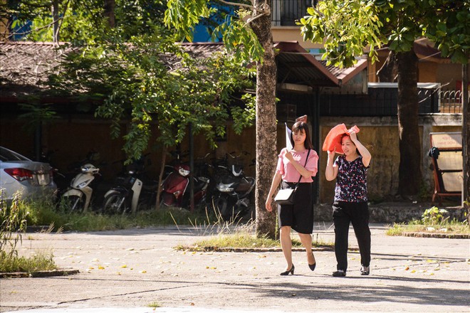 Hà Nội hạ điểm chuẩn: chuyện cha mẹ mướt mồ hôi, đội nắng 40 độ để rút - nộp hồ sơ lớp 10 cho con - Ảnh 5.