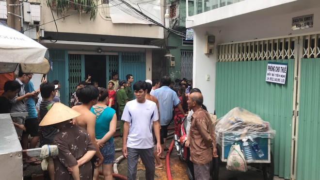 Giải cứu 2 người mắc kẹt trong căn nhà bốc cháy ở Sài Gòn - Ảnh 1.