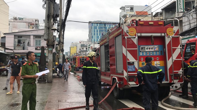 Giải cứu 2 người mắc kẹt trong căn nhà bốc cháy ở Sài Gòn - Ảnh 2.