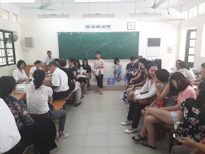 H&agrave; Nội hạ điểm chuẩn: chuyện cha mẹ mướt mồ h&ocirc;i, đội nắng 40 độ để r&uacute;t - nộp hồ sơ lớp 10 cho con - Ảnh 4.