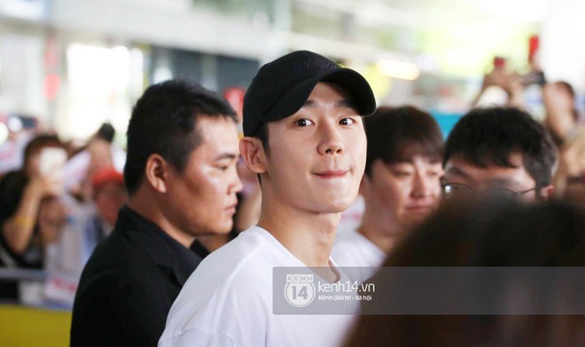 T&agrave;i tử Chị đẹp Jung Hae In điển trai kh&ocirc;ng g&oacute;c chết, đội n&oacute;n l&aacute; Việt Nam dễ thương hết cỡ tại s&acirc;n bay T&acirc;n Sơn Nhất - Ảnh 12.