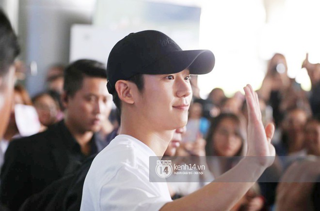 T&agrave;i tử Chị đẹp Jung Hae In điển trai kh&ocirc;ng g&oacute;c chết, đội n&oacute;n l&aacute; Việt Nam dễ thương hết cỡ tại s&acirc;n bay T&acirc;n Sơn Nhất - Ảnh 14.
