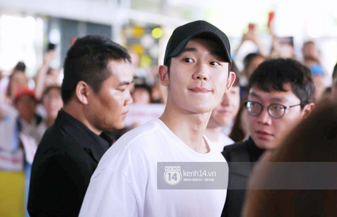 T&agrave;i tử Chị đẹp Jung Hae In điển trai kh&ocirc;ng g&oacute;c chết, đội n&oacute;n l&aacute; Việt Nam dễ thương hết cỡ tại s&acirc;n bay T&acirc;n Sơn Nhất - Ảnh 13.