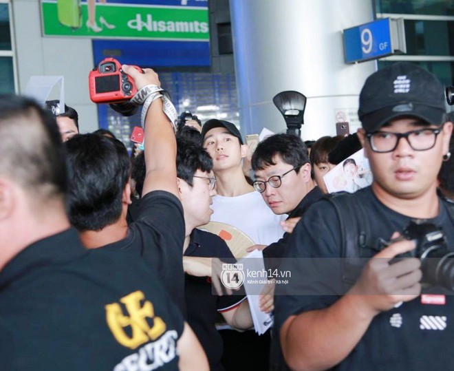T&agrave;i tử Chị đẹp Jung Hae In điển trai kh&ocirc;ng g&oacute;c chết, đội n&oacute;n l&aacute; Việt Nam dễ thương hết cỡ tại s&acirc;n bay T&acirc;n Sơn Nhất - Ảnh 16.