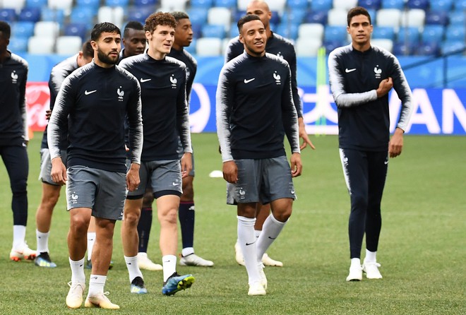 Tứ kết World Cup 2018: Tuyển Pháp đùa nghịch trên sân tập  - Ảnh 1.