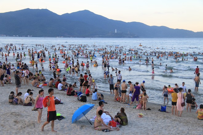 Sở TN&MT Đà Nẵng khuyến cáo du khách hạn chế tắm biển vì xuất hiện tình trạng bị nổi mẩn ngứa - Ảnh 3.