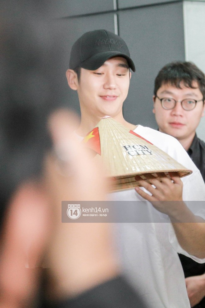 T&agrave;i tử Chị đẹp Jung Hae In điển trai kh&ocirc;ng g&oacute;c chết, đội n&oacute;n l&aacute; Việt Nam dễ thương hết cỡ tại s&acirc;n bay T&acirc;n Sơn Nhất - Ảnh 11.