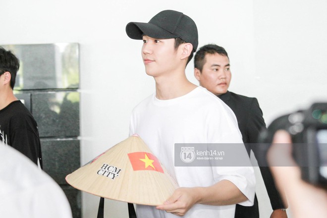 T&agrave;i tử Chị đẹp Jung Hae In điển trai kh&ocirc;ng g&oacute;c chết, đội n&oacute;n l&aacute; Việt Nam dễ thương hết cỡ tại s&acirc;n bay T&acirc;n Sơn Nhất - Ảnh 1.