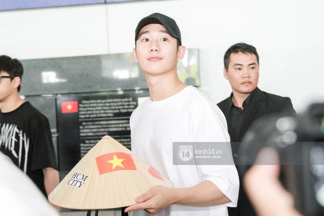 Tài tử Chị đẹp Jung Hae In điển trai không góc chết, đội nón lá Việt Nam dễ thương hết cỡ tại sân bay Tân Sơn Nhất - Ảnh 2.