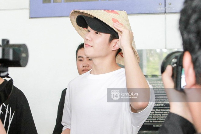 Tài tử Chị đẹp Jung Hae In điển trai không góc chết, đội nón lá Việt Nam dễ thương hết cỡ tại sân bay Tân Sơn Nhất - Ảnh 3.