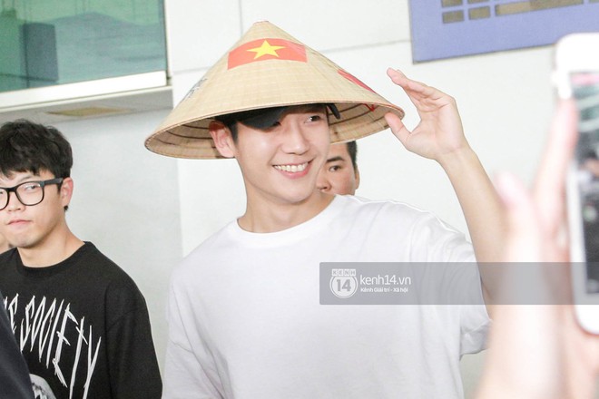 T&agrave;i tử Chị đẹp Jung Hae In điển trai kh&ocirc;ng g&oacute;c chết, đội n&oacute;n l&aacute; Việt Nam dễ thương hết cỡ tại s&acirc;n bay T&acirc;n Sơn Nhất - Ảnh 4.