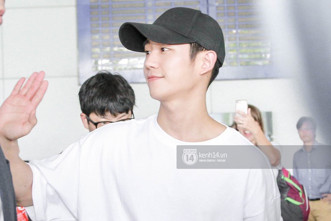 Tài tử Chị đẹp Jung Hae In điển trai không góc chết, đội nón lá Việt Nam dễ thương hết cỡ tại sân bay Tân Sơn Nhất - Ảnh 7.