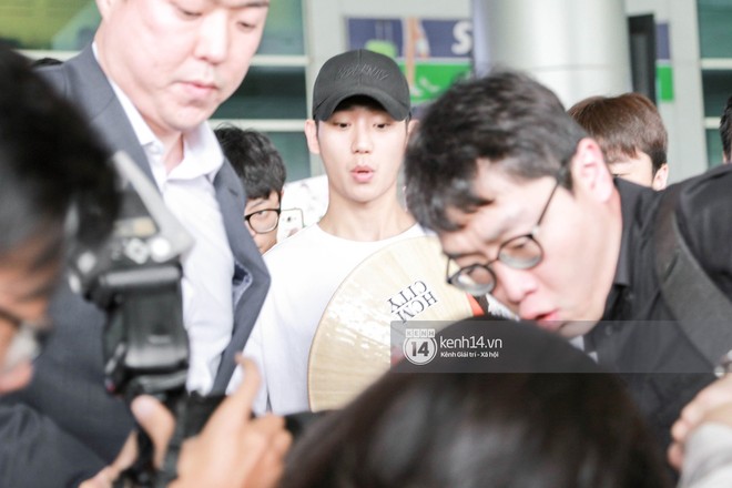 T&agrave;i tử Chị đẹp Jung Hae In điển trai kh&ocirc;ng g&oacute;c chết, đội n&oacute;n l&aacute; Việt Nam dễ thương hết cỡ tại s&acirc;n bay T&acirc;n Sơn Nhất - Ảnh 6.